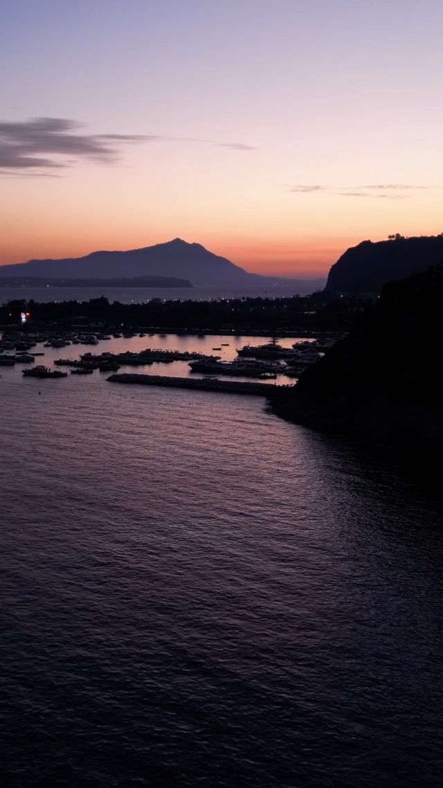 🌅 Un #tramonto che sfuma nel blu del mare, una vista su Capri da togliere il fiato. #VillaMirabilis è più di una location: è un momento magico da vivere e ricordare.  Contattaci ora per prenotare un appuntamento:  📞 331 900 8787  📱WhatsApp  📍 Via Pennata, 64 - Bacoli  @dirubbostudio  ——  🌅 A #sunset that fades into the blue of the sea, a breathtaking view of Capri. #VillaMirabilis is more than a location: it is a magical moment to live and remember.  Contact us now to book an appointment:  📞 331 900 8787 📱WhatsApp  #VillaMirabilis #LocationMarittima #PanoramaMagico #nozze #nozzeconrito  #destinationwedding #bacoli #cucinaitaliana #matrimonioitaliano #napoli #italianwedding