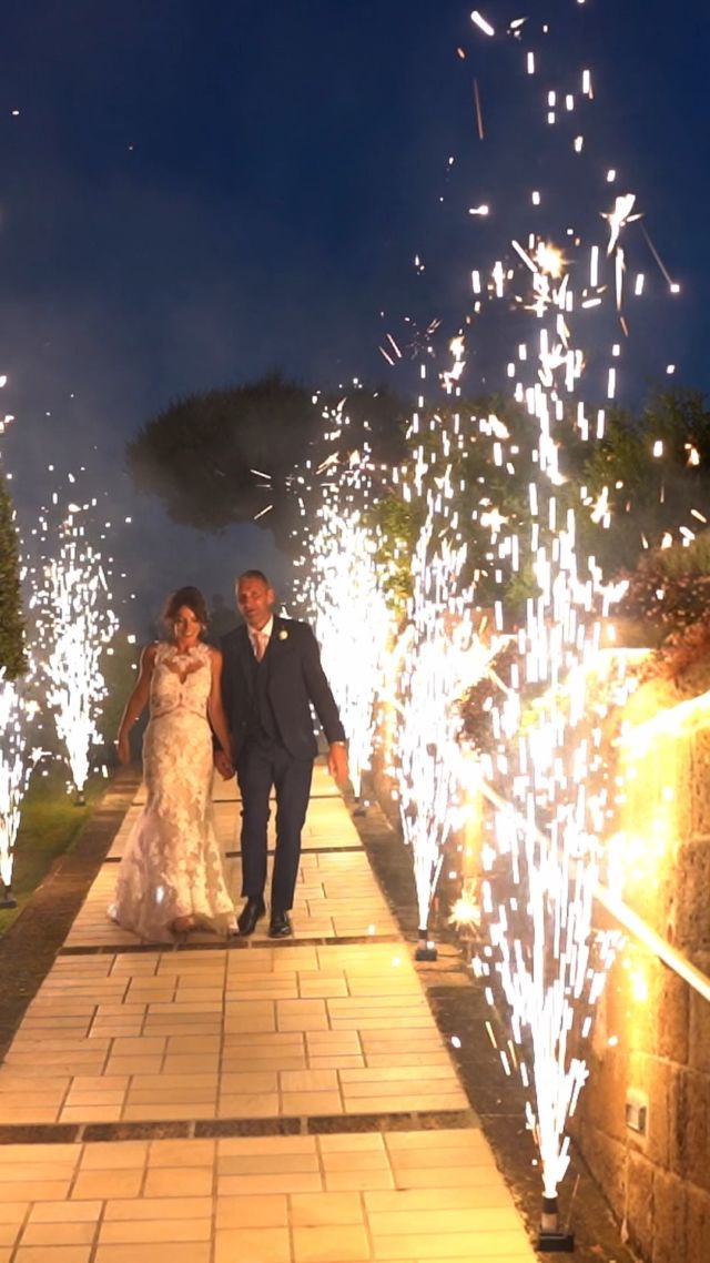 Attimi che diventano eterni: l'arrivo, il primo ballo, la promessa d’amore eterno. A #VillaMirabilis, ogni momento è un sogno che prende vita in una cornice da favola.  @dirubbostudio  #VillaMirabilis #LocationMarittima #PanoramaMagico #nozze #nozzeconrito  #destinationwedding #bacoli #cucinaitaliana #matrimonioitaliano #napoli #italianwedding